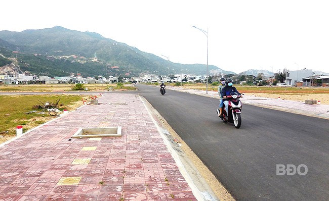 Cần siết chặt hoạt động đấu giá quyền sử dụng đất để nâng cao hiệu lực, hiệu quả công tác quản lý đất đai. - Trong ảnh: Khu dân cư phía Đông suối ông Sung - địa điểm được đưa ra đấu giá đất vào tháng 9.2024 đã xảy ra xô xát, ẩu đả. Ảnh: C.L