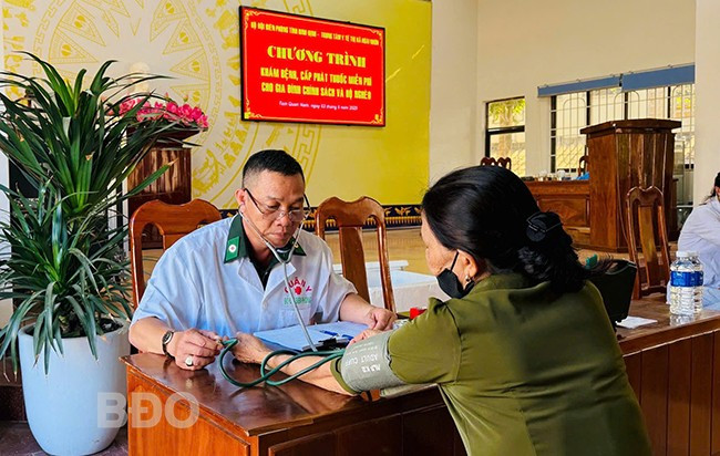 Quân y BĐBP tỉnh khám bệnh cho người dân. Ảnh: Công Cường. Quân y BĐBP tỉnh khám bệnh cho người dân. Ảnh: Công Cường.