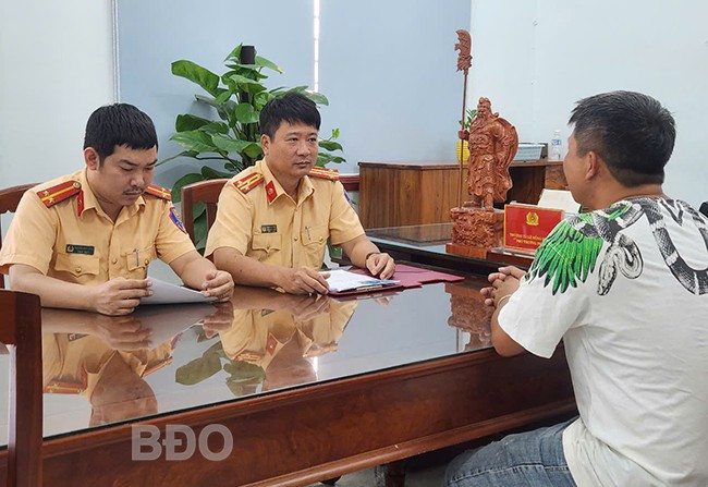 Lực lượng CSGT giải thích để người vi phạm hiểu rõ quy định của pháp luật. Ảnh: M.N