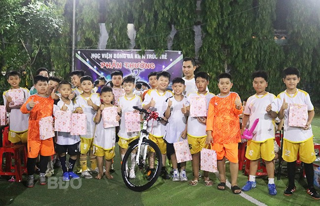 Học viện bóng đá Kiến trúc trẻ tặng quà cho các em học sinh. Ảnh: Nguyễn Nguyệt. Học viện bóng đá Kiến trúc trẻ tặng quà cho các em học sinh. Ảnh: Nguyễn Nguyệt.