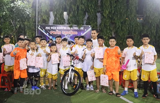Học viện bóng đá Kiến trúc trẻ tặng quà cho các em học sinh. Ảnh: Nguyễn Nguyệt.