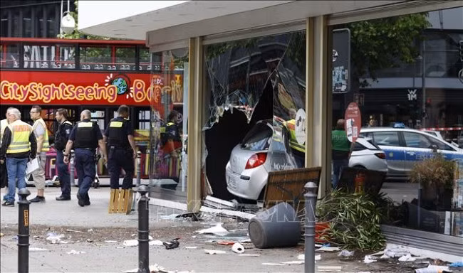 Cảnh sát điều tra tại hiện trường vụ đâm xe ở Berlin, Đức, ngày 8.6.2022. Ảnh: AFP/TTXVN