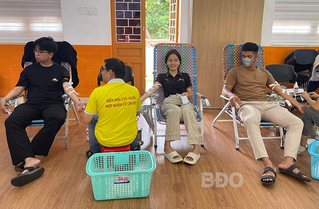 Sinh viên Trường Cao đẳng FPT Polytechnic Quy Nhơn tham gia hiến máu. Ảnh: NGỌC HUY Sinh viên Trường Cao đẳng FPT Polytechnic Quy Nhơn tham gia hiến máu. Ảnh: NGỌC HUY