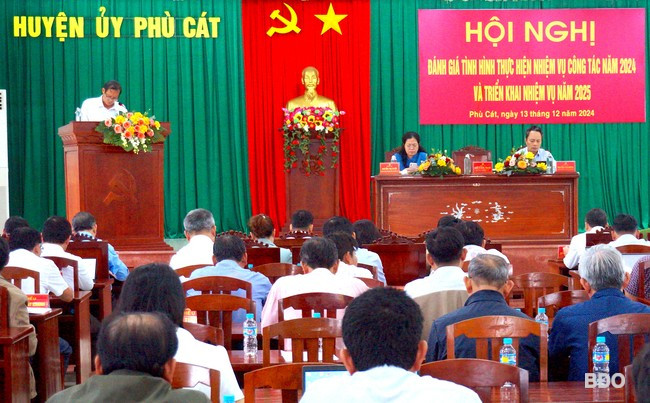 Ban Thường vụ Huyện ủy Phù Cát tổ chức Hội nghị đánh giá tình hình thực hiện nhiệm vụ công tác năm 2024, triển khai nhiệm vụ năm 2025. Ảnh: N.M
