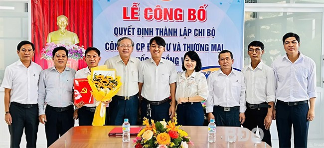 Đảng ủy Khu kinh tế tỉnh công bố Quyết định thành lập Chi bộ Công ty CP Đầu tư và thương mại quốc tế Rồng Vàng. Ảnh: ĐVCC Đảng ủy Khu kinh tế tỉnh công bố Quyết định thành lập Chi bộ Công ty CP Đầu tư và thương mại quốc tế Rồng Vàng. Ảnh: ĐVCC