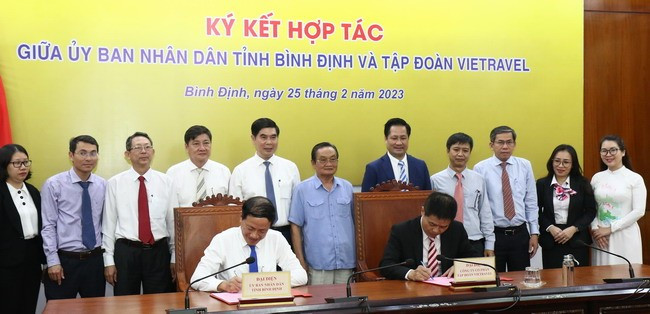 Chủ tịch UBND tỉnh Phạm Anh Tuấn cùng Chủ tịch HĐQT Tập đoàn Vietravel Nguyễn Quốc Kỳ ký kết biên bản hợp tác, phối hợp trong quảng bá, phát triển sản phẩm, dịch vụ du lịch Bình Định. Ảnh: LÊ NA