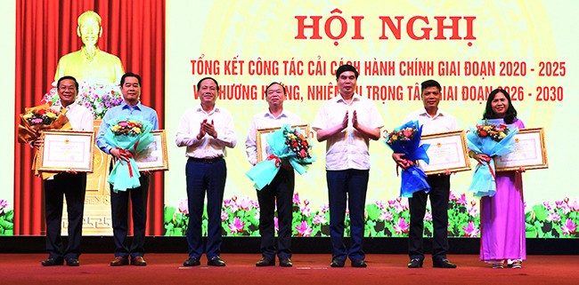 Chủ tịch UBND tỉnh Phạm Anh Tuấn và Phó Chủ tịch UBND tỉnh Lâm Hải Giang tặng Bằng khen cho các cá nhân, tập thể đã có thành tích xuất sắc trong công tác cải cách hành chính trên địa bàn tỉnh giai đoạn 2020 - 2025. Ảnh: N.M