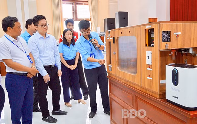 Ban giám khảo quan sát thiết kế, khâu vận hành Chuồng sấy lông thú cưng của nhóm tác giả khoa Kỹ thuật nông nghiệp. Ảnh: N.M.