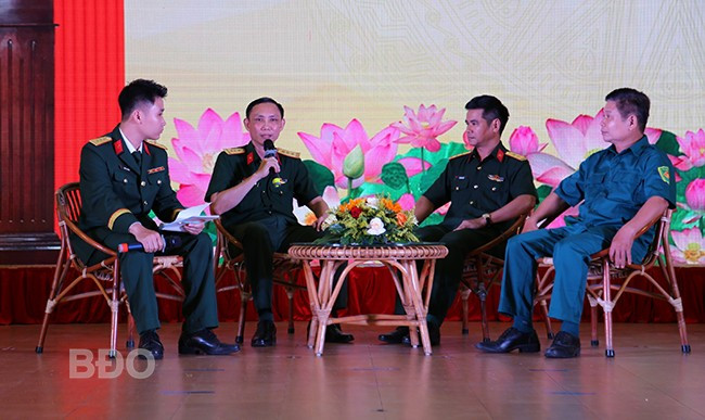Các tập thể, cá nhân điển hình về thực hiện Chỉ thị số 05-CT/TW trong LLVT tỉnh tham gia tọa đàm, giao lưu, chia sẻ kinh nghiệm. Ảnh: H.P