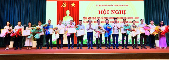 Chủ tịch UBND tỉnh Phạm Anh Tuấn và Phó Chủ tịch UBND tỉnh Lâm Hải Giang tặng Bằng khen cho các cá nhân, tập thể đã có thành tích xuất sắc trong cải cách TTHC phục vụ người dân, DN năm 2024. Ảnh: N.M