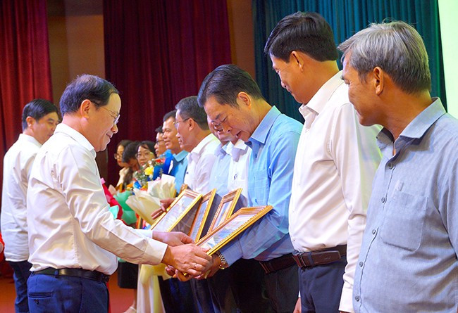 Chủ tịch UBND tỉnh Phạm Anh Tuấn tặng Bằng khen cho các cá nhân, tập thể đã có thành tích xuất sắc trong cải cách TTHC phục vụ người dân, DN năm 2024. Ảnh: N.M