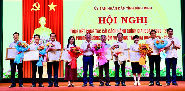 Chủ tịch UBND tỉnh Phạm Anh Tuấn và Phó Chủ tịch UBND tỉnh Lâm Hải Giang tặng Bằng khen cho các cá nhân, tập thể có thành tích xuất sắc tiêu biểu trong việc thực hiện công tác cải cách hành chính năm 2024. Ảnh: N.M.