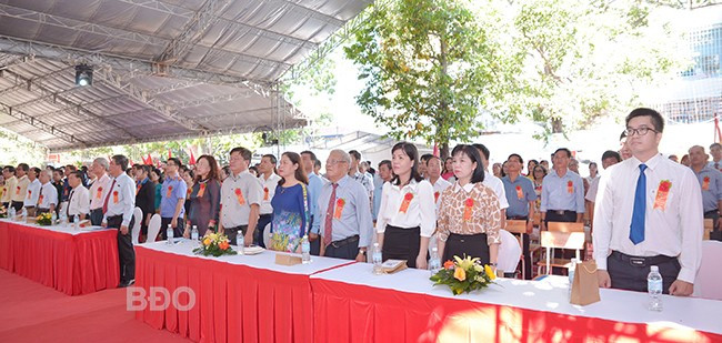 Phó Giám đốc Sở GD&ĐT Lê Thị Điển trao Bằng khen Bộ trưởng Bộ GD&ĐT cho 4 giáo viên có thành tích xuất sắc trong xây dựng và phát triển nhà trường.