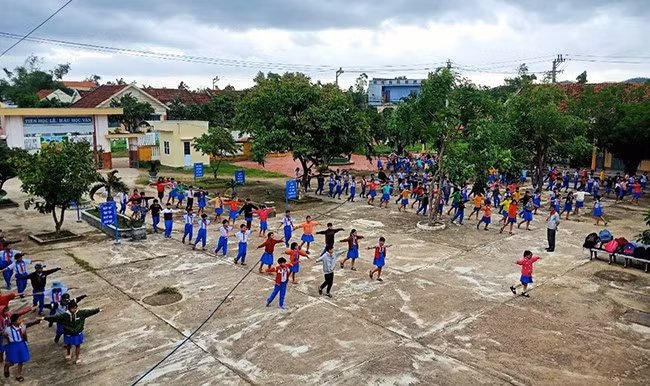 Học sinh Trường Tiểu học số 2 Phước An tập thể dục tại sân trường. Ảnh: XUÂN VINH