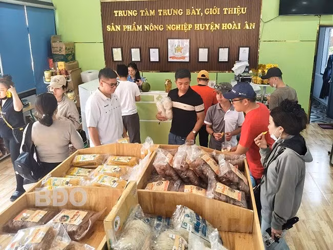 Trung tâm Trưng bày, giới thiệu sản phẩm nông nghiệp tiêu biểu Hoài Ân do HTX Nông nghiệp Thanh niên Hoài Ân phụ trách đón tiếp các đoàn khách du lịch ghé tham quan, mua sắm. Ảnh: HẢI YẾN