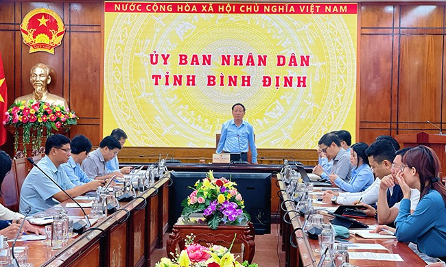 Chủ tịch UBND tỉnh Phạm Anh Tuấn yêu cầu chính quyền địa phương, sở, ngành làm việc xuyên ngày, đêm và kể cả ngày nghỉ để giải quyết công tác liên quan đến GPMB, vướng mắc của NĐT. Ảnh: HẢI YẾN