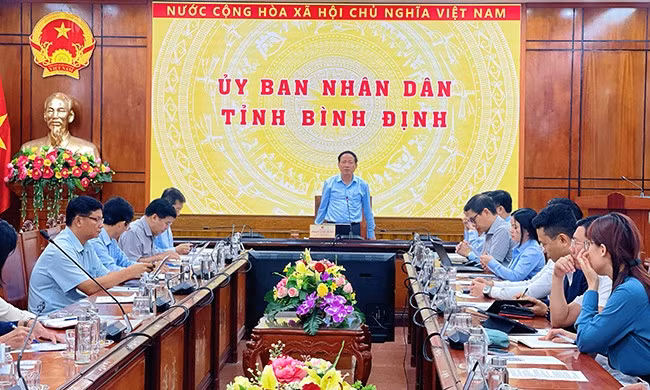 Chủ tịch UBND tỉnh Phạm Anh Tuấn yêu cầu chính quyền địa phương, sở, ngành làm việc xuyên ngày, đêm và kể cả ngày nghỉ để giải quyết công tác liên quan đến GPMB, vướng mắc của NĐT. Ảnh: HẢI YẾN
