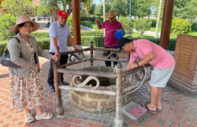 Tương truyền, nước giếng mang lại may mắn cho người thành tâm, nên được nhiều du khách tự tay múc nước uống và rửa mặt.