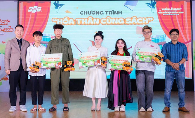 Ban giám khảo trao giải cho các đội thi. Ảnh: Trường THPT FPT Quy Nhơn. Ban giám khảo trao giải cho các đội thi. Ảnh: Trường THPT FPT Quy Nhơn.