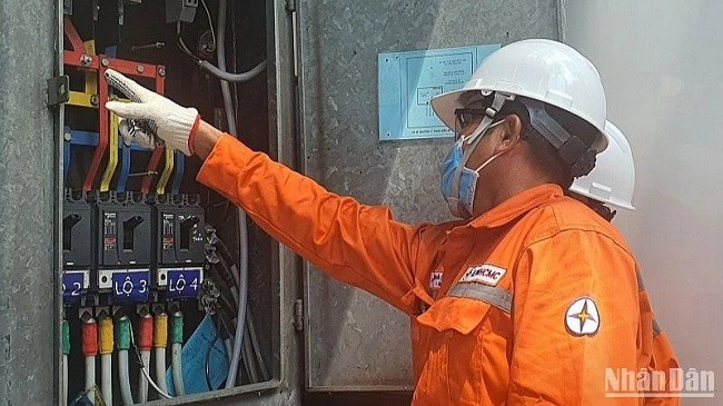 Công nhân Tổng Công ty Điện lực TP Hồ Chí Minh. (Ảnh: nhandan.vn) Công nhân Tổng Công ty Điện lực TP Hồ Chí Minh. (Ảnh: nhandan.vn)