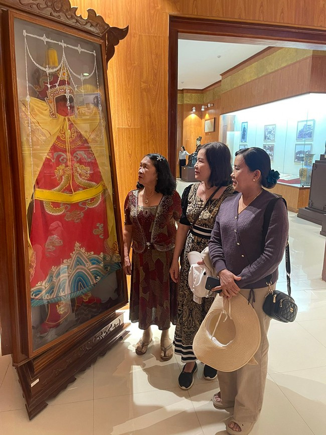 Chiếc áo bào của vua Quang Trung được phục dựng tinh xảo là nơi nhiều du khách dừng chân.