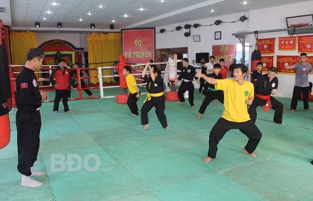 Học viên tập luyện bài Bạch Điêu thảo pháp vào sáng 26.10 tại nhà tập luyện của Trung tâm Võ thuật cổ truyền tỉnh.