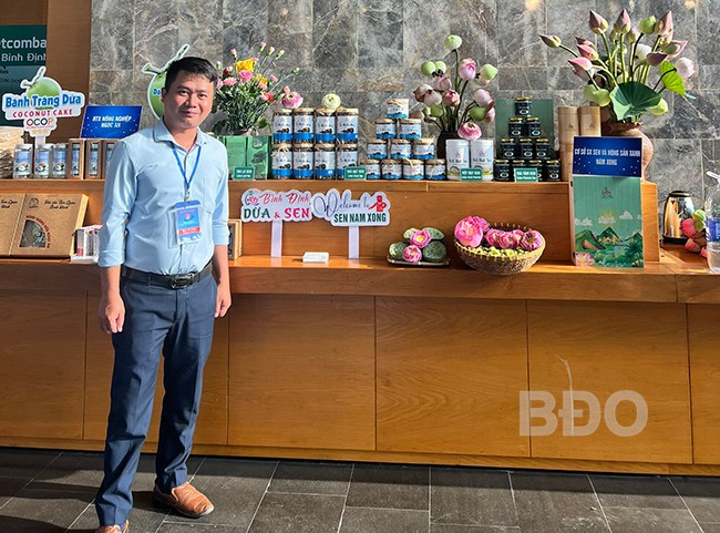 Anh Nguyễn Văn Xong cùng các sản phẩm từ cây sen do cơ sở của anh sản xuất. Ảnh: TÍN PHAN