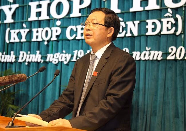 Đồng chí Hồ Quốc Dũng - Ủy viên Trung ương Đảng, Bí thư Tỉnh ủy, Chủ tịch HĐND tỉnh, phát biểu khai mạc kỳ họp. Ảnh: HỒNG PHÚC