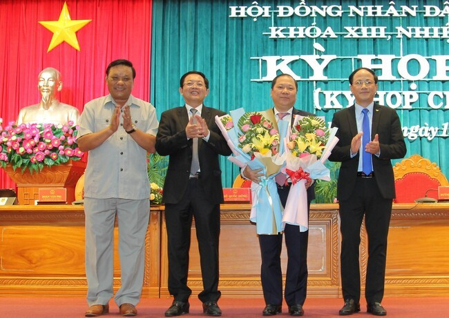 Thường trực Tỉnh ủy tặng hoa cảm ơn, ghi nhận những đóng góp của đồng chí Nguyễn Phi Long. Ảnh: HỒNG PHÚC Thường trực Tỉnh ủy tặng hoa cảm ơn, ghi nhận những đóng góp của đồng chí Nguyễn Phi Long. Ảnh: HỒNG PHÚC