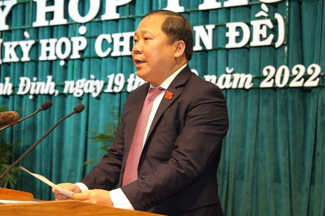 Đồng chí Nguyễn Phi Long - Ủy viên dự khuyết Trung ương Đảng, Bí thư Tỉnh ủy Hòa Bình, nguyên Chủ tịch UBND tỉnh, cảm ơn sự quan tâm, hỗ trợ, tạo điều kiện đào tạo, bồi dưỡng của Đảng bộ, chính quyền và nhân dân tỉnh Bình Định, trong suốt thời gian công tác tại địa phương. Ảnh: HỒNG PHÚC Đồng chí Nguyễn Phi Long - Ủy viên dự khuyết Trung ương Đảng, Bí thư Tỉnh ủy Hòa Bình, nguyên Chủ tịch UBND tỉnh, cảm ơn sự quan tâm, hỗ trợ, tạo điều kiện đào tạo, bồi dưỡng của Đảng bộ, chính quyền và nhân dân tỉnh Bình Định, trong suốt thời gian công tác tại địa phương. Ảnh: HỒNG PHÚC