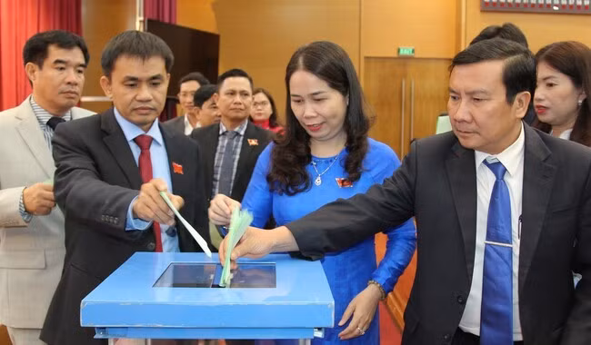Đại biểu HĐND tỉnh bỏ phiếu bầu Chủ tịch UBND tỉnh nhiệm kỳ 2021 - 2026. Ảnh: HỒNG PHÚC