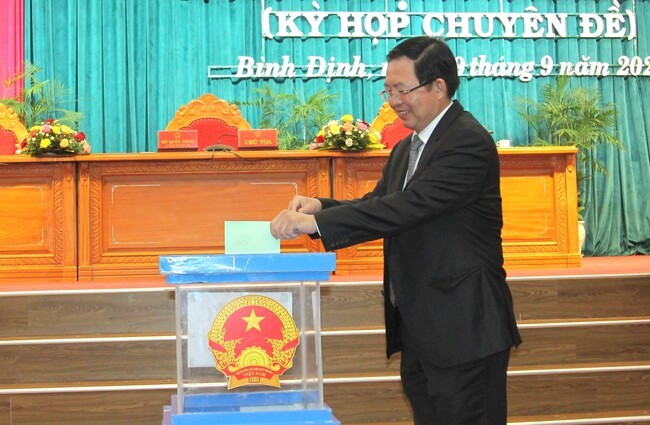 Bí thư Tỉnh ủy, Chủ tịch HĐND tỉnh Hồ Quốc Dũng bỏ phiếu bầu Chủ tịch UBND tỉnh nhiệm kỳ 2021 - 2026. Ảnh: HỒNG PHÚC Bí thư Tỉnh ủy, Chủ tịch HĐND tỉnh Hồ Quốc Dũng bỏ phiếu bầu Chủ tịch UBND tỉnh nhiệm kỳ 2021 - 2026. Ảnh: HỒNG PHÚC