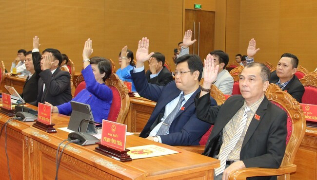 Các đại biểu HĐND tỉnh biểu quyết thông qua phương án nhân sự bầu Chủ tịch UBND tỉnh nhiệm kỳ 2021 - 2026. Ảnh: HỒNG PHÚC Các đại biểu HĐND tỉnh biểu quyết thông qua phương án nhân sự bầu Chủ tịch UBND tỉnh nhiệm kỳ 2021 - 2026. Ảnh: HỒNG PHÚC