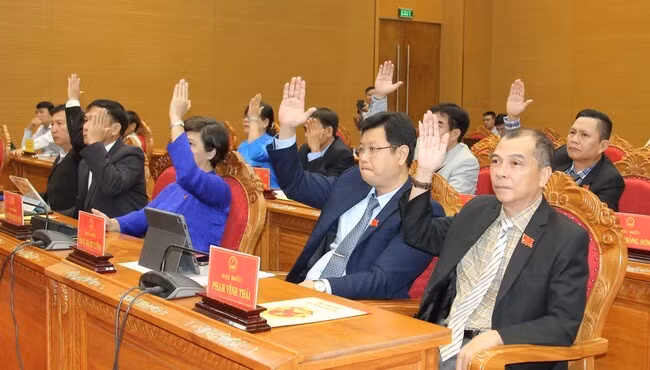 Các đại biểu HĐND tỉnh biểu quyết thông qua phương án nhân sự bầu Chủ tịch UBND tỉnh nhiệm kỳ 2021 - 2026. Ảnh: HỒNG PHÚC