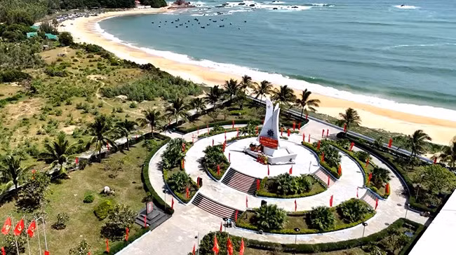 Thị xã đang quy hoạch, kêu gọi đầu tư phát triển điểm du lịch biển Lộ Diêu, xã Hoài Mỹ gắn với di tích Tàu không số. Ảnh: PHAN TUẤN