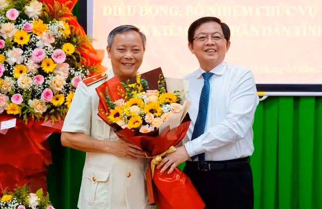 Đồng chí Hồ Quốc Dũng tặng hoa chúc mừng tân Viện trưởng Viện KSND tỉnh Bình Định. Ảnh: K.A