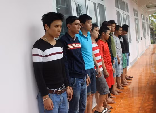 Các đối tượng đánh nhau đang bị CA huyện Phù Cát tạm giữ.