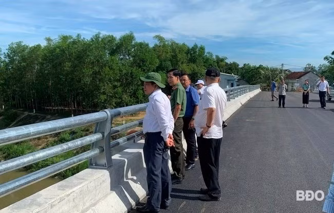 Kiểm tra thực tế việc thi công đường kết nối 2 tuyến ĐT 636 và ĐT 638 (xã Nhơn Khánh và Nhơn Lộc, TX An Nhơn). Ảnh: K.A