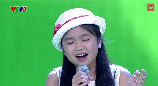 Nguyễn Thiện Nhân thể hiện ca khúc “Mẹ yêu con” tại vòng thi Giấu mặt. (Ảnh: lấy từ trang new.zing.vn)