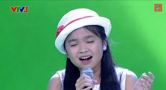 Nguyễn Thiện Nhân thể hiện ca khúc “Mẹ yêu con” tại vòng thi Giấu mặt. (Ảnh: lấy từ trang new.zing.vn)