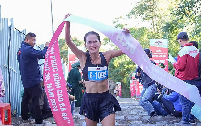 VĐV Phạm Thị Hồng Lệ về đích tại Giải Vô địch quốc gia Việt dã leo núi “Chinh phục đỉnh cao Bà Rá” năm 2025. Ảnh: Ban tổ chức