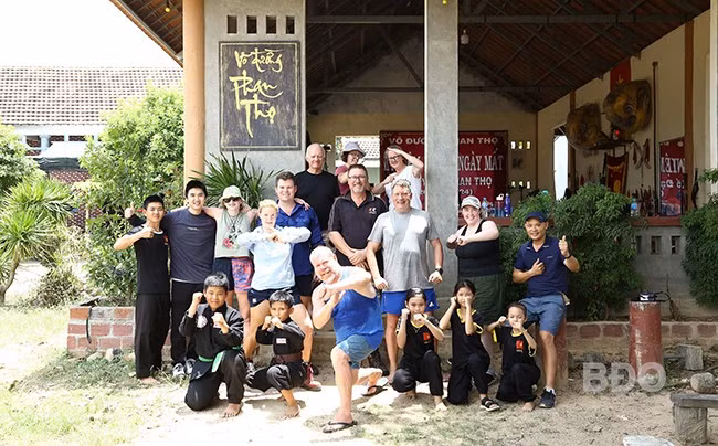 Cùng với phong trào tập luyện võ cổ truyền ngày càng phát triển sâu rộng trong quần chúng nhân dân, việc phát huy, quảng bá võ cổ truyền Bình Định cũng được triển khai một cách mạnh mẽ. - Trong ảnh: Võ đường Phan Thọ (xã Bình Nghi, huyện Tây Sơn) tổ chức đón khách du lịch nước ngoài đến tham quan và tìm hiểu về võ đường. Ảnh: N.DŨNG