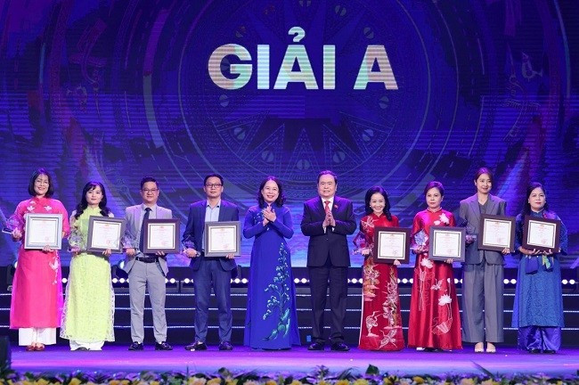 Chủ tịch Quốc hội Trần Thanh Mẫn trao giải A cho các tác giả.