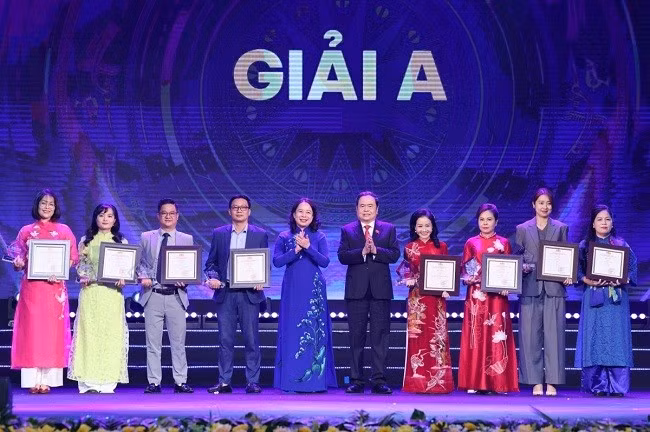 Chủ tịch Quốc hội Trần Thanh Mẫn trao giải A cho các tác giả.