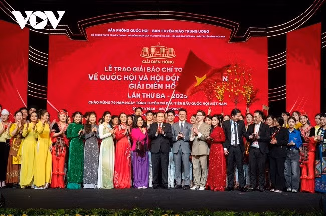 Chủ tịch Quốc hội Trần Thanh Mẫn dự Lễ trao Giải Diên Hồng lần thứ ba