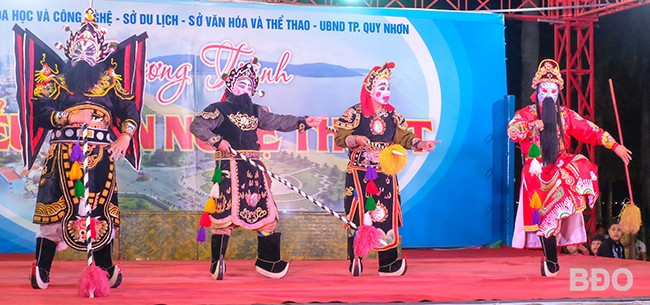 Nghệ thuật hát bội Bình Định có khá nhiều nét đặc trưng riêng về phục trang, đạo cụ, mặt nạ. Ảnh: NGỌC NHUẬN