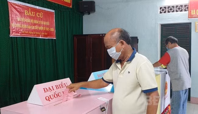 Cử tri khối 3, thị trấn Phú Phong bỏ phiếu. ẢNH: MỘC MIÊN
