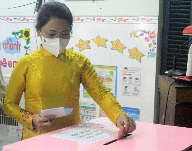 Đồng chí Nguyễn Thị Phong Vũ bỏ phiếu. ẢNH: NGỌC TÚ