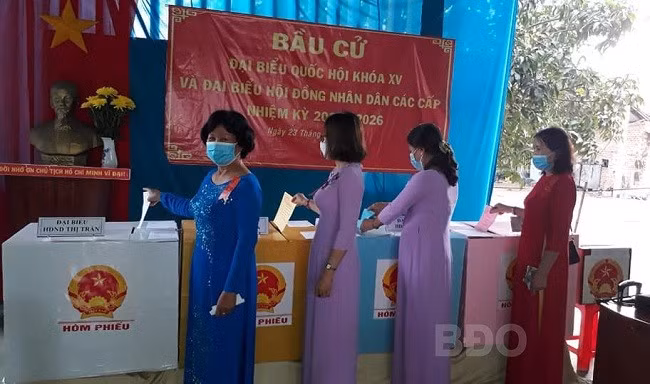 Cử tri huyện Phù Mỹ phấn khởi tham gia bỏ phiếu. ẢNH: THANH TRỌN