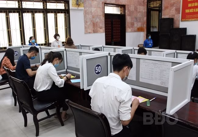 Cử tri vào khu vực kín để lựa chọn ứng cử viên ĐBQH và đại biểu HĐND các cấp. ẢNH: CHƯƠNG HIẾU
